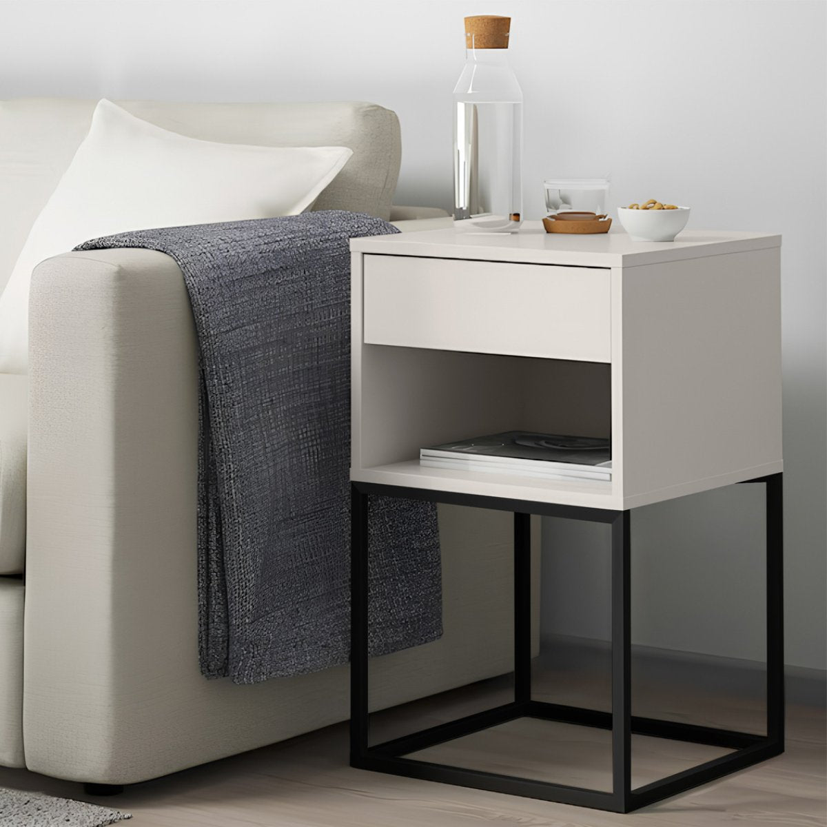 Mesa de Cabeceira Sofia com 1 Nicho Base de Aço 1 Gaveta Corrediça Telescópica - LH Móveis