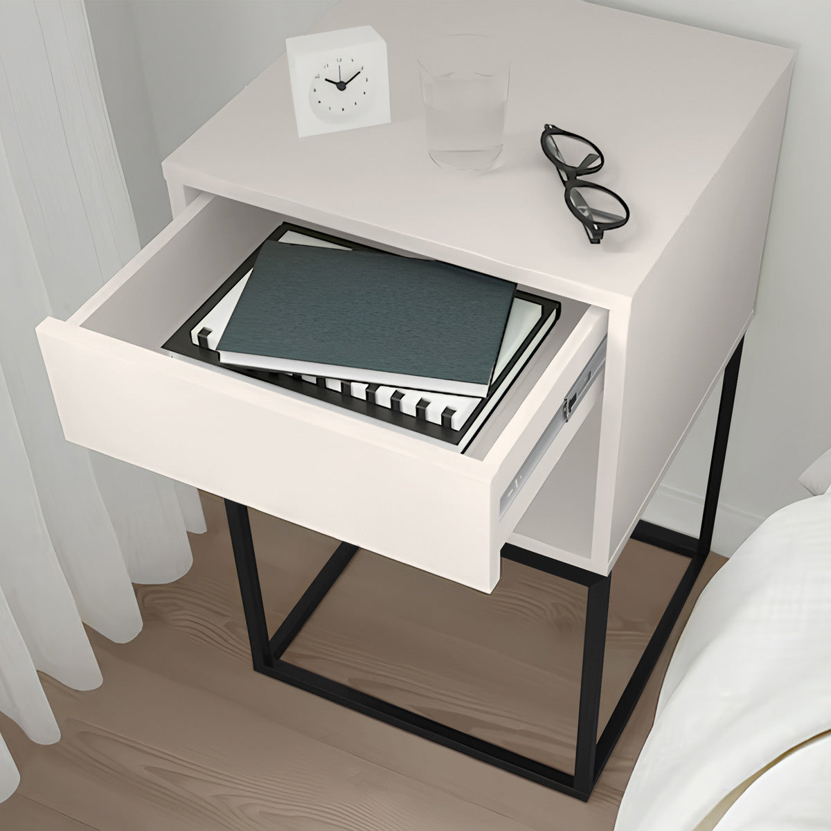 Mesa de Cabeceira Sofia com 1 Nicho Base de Aço 1 Gaveta Corrediça Telescópica - LH Móveis