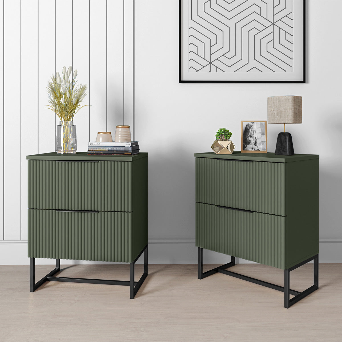 Conjunto 2 Mesas de Cabeceira Lumia Detalhe Ripado Abaulado 2 Gavetas Base de Aço Puxador Slim - LH Móveis