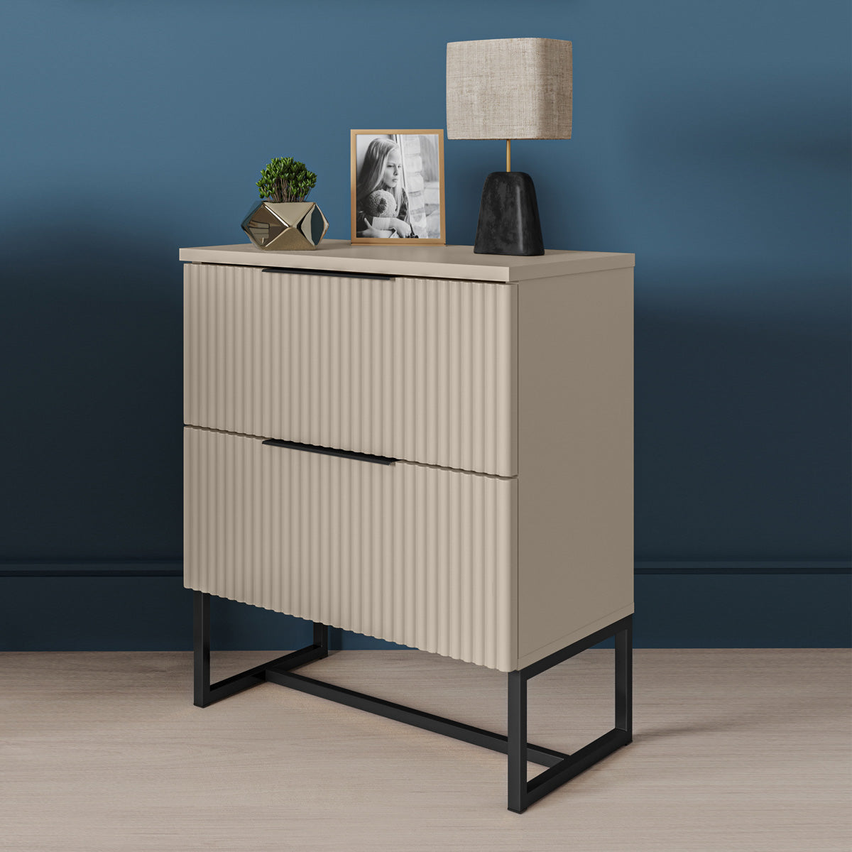 Conjunto 2 Mesas de Cabeceira Lumia Detalhe Ripado Abaulado 2 Gavetas Base de Aço Puxador Slim - LH Móveis