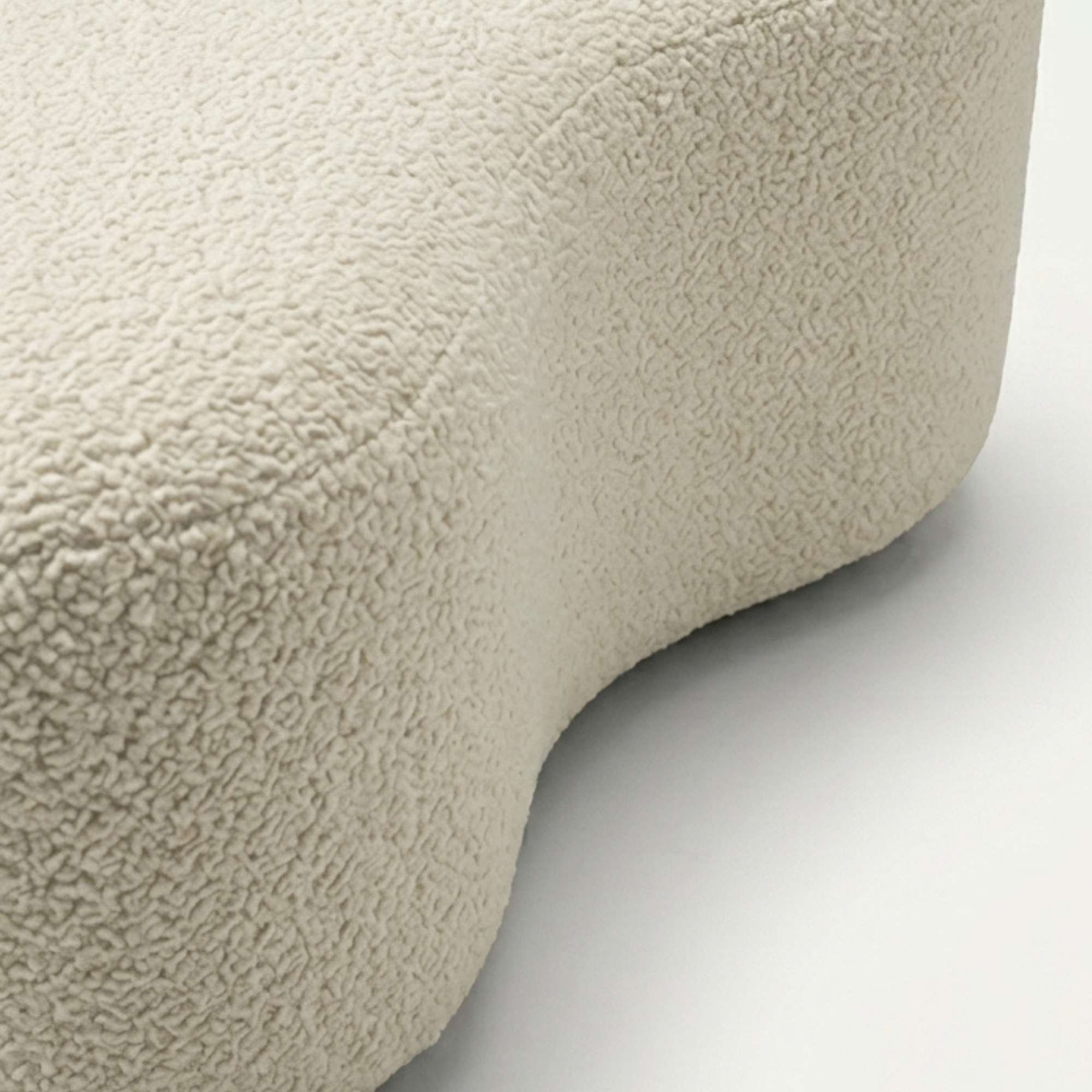 Puff Decorativo Orgânico em Bouclê Formato Feijão Design Moderno Balli – LH Móveis