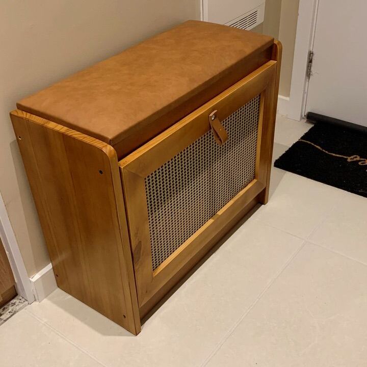 Sapateira Banco Estofado Plenitude em Madeira com Prateleira Detalhe na Porta em Ratan - LH Móveis