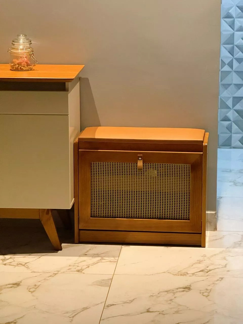 Sapateira Banco Estofado Plenitude em Madeira com Prateleira Detalhe na Porta em Ratan - LH Móveis