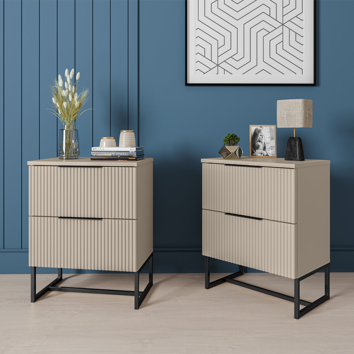 Conjunto 2 Mesas de Cabeceira Lumia Detalhe Ripado Abaulado 2 Gavetas Base de Aço Puxador Slim - LH Móveis