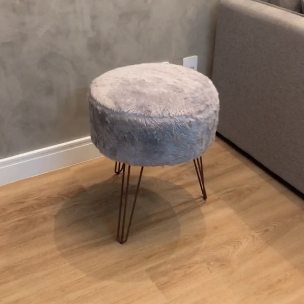 Puff Pelúcia Sofia Redondo Decorativo Pés de Ferro Estrutura em Madeira - LH Móveis