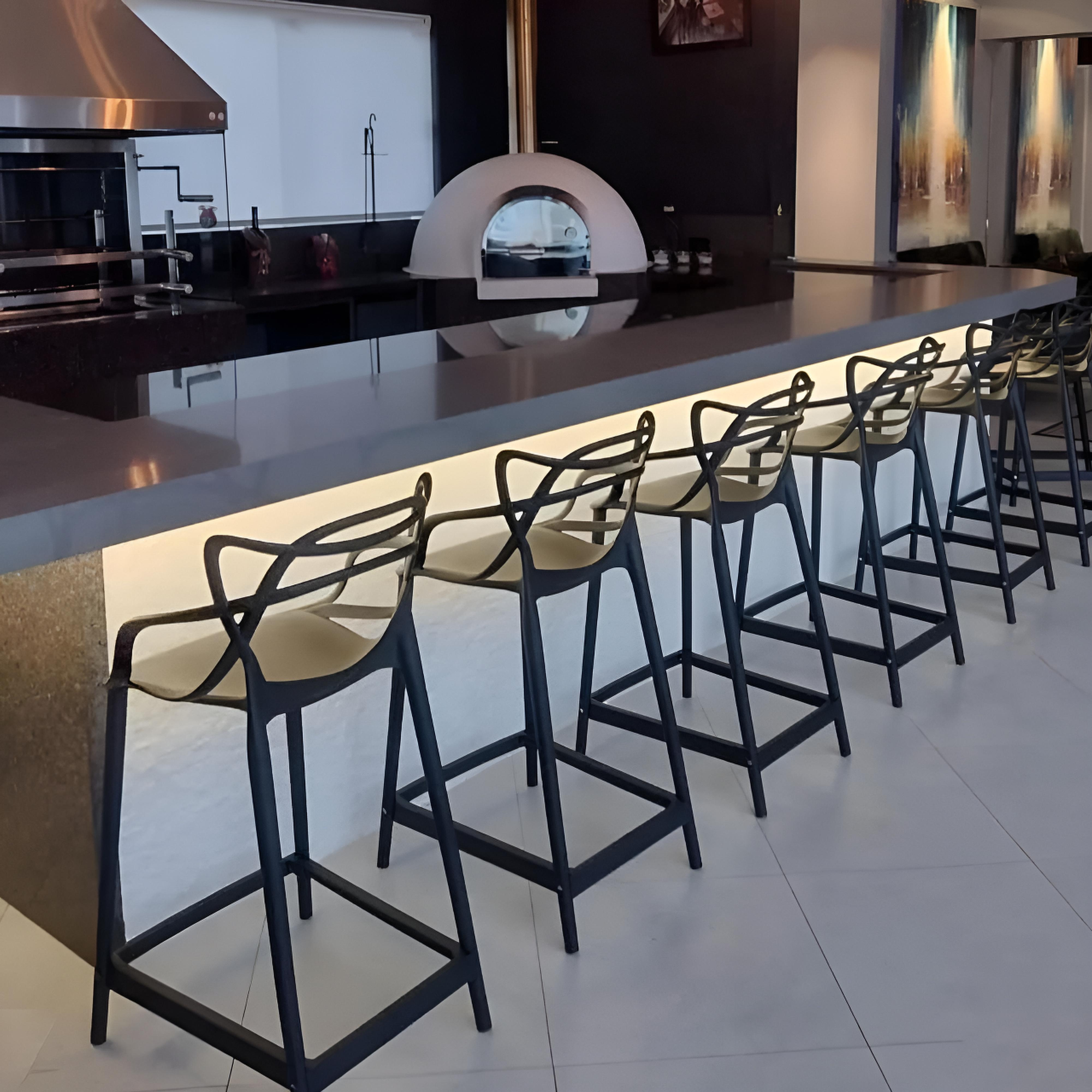 Banqueta para Balcão Allegra com Encosto Vazado e Apoio para os Pés Estrutura Reforçada e Conforto - LH Móveis