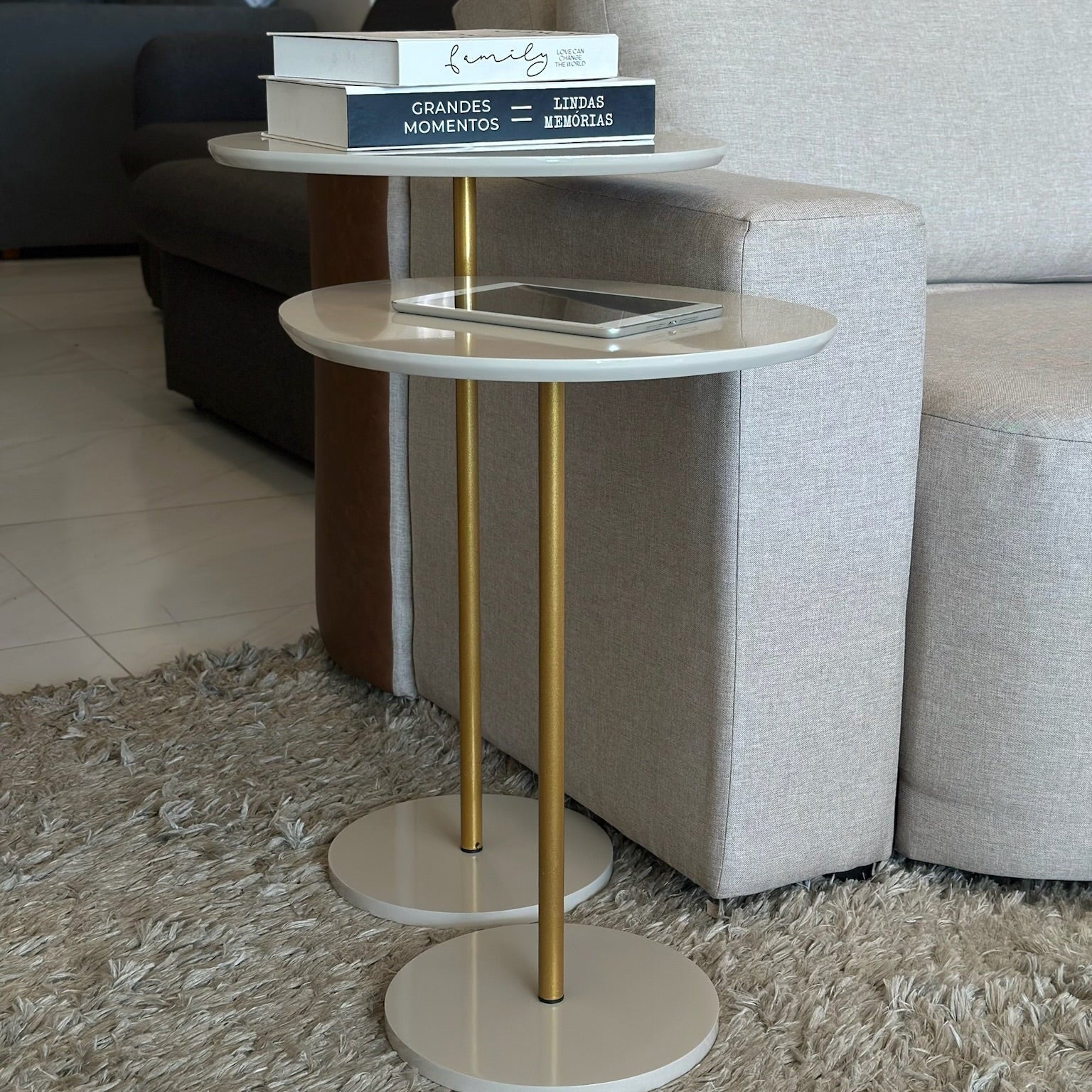 Conjunto Mesa Lateral Vitta Design Orgânico em MDF Haste Dourada Para Decoração - LH Móveis