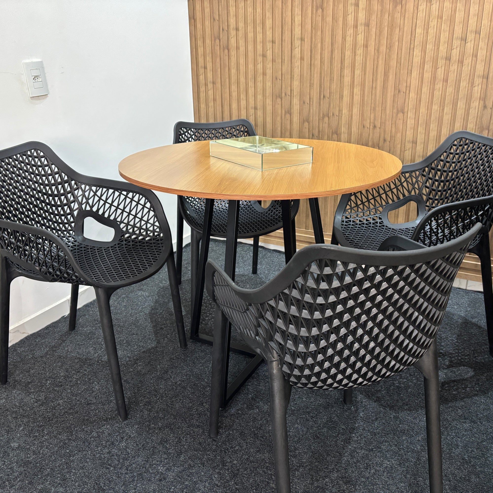 Mesa de Jantar e Reunião Requinte 90 cm Redonda Tampo MDF Estilo Industrial Pés Aço Design Moderno Resistente - LH Móveis