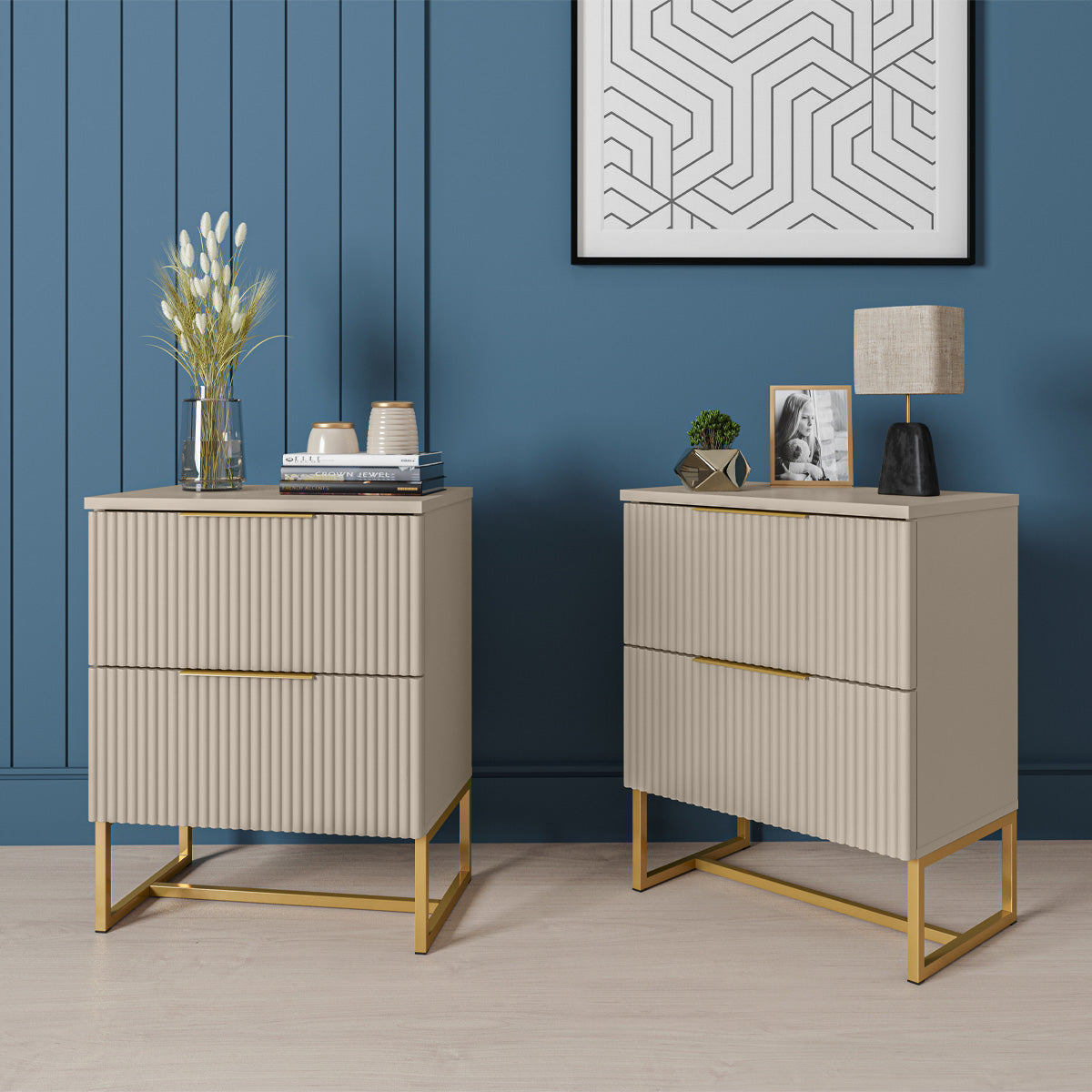 Conjunto 2 Mesas de Cabeceira Lumia Detalhe Ripado Abaulado 2 Gavetas Base de Aço Puxador Slim - LH Móveis